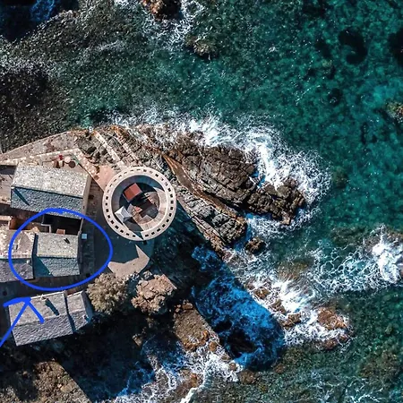 Maison De Pecheur Les Pieds Dans L'Eau