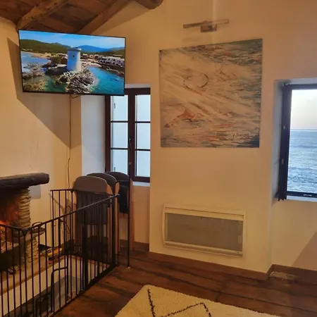 Holiday home Maison De Pecheur Les Pieds Dans L'eau *