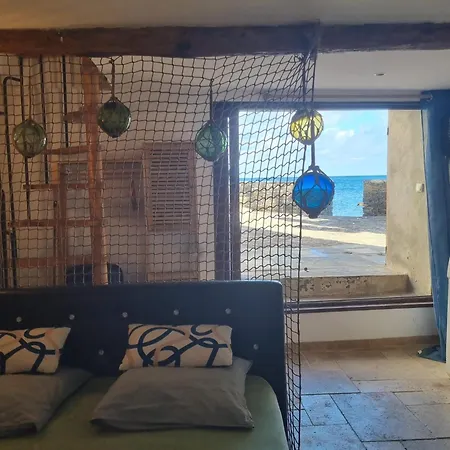 Holiday home Maison De Pecheur Les Pieds Dans L'eau *